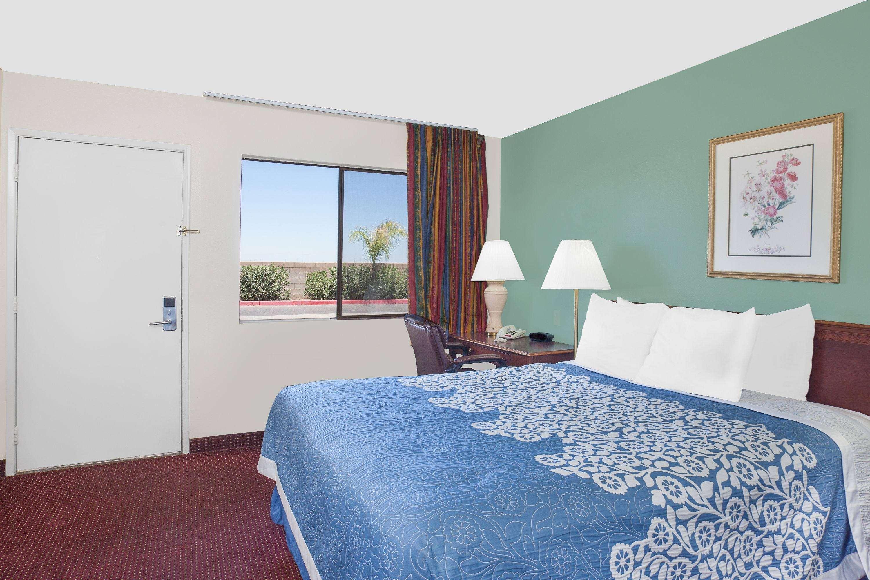 Days Inn By Wyndham Lost Hills Экстерьер фото
